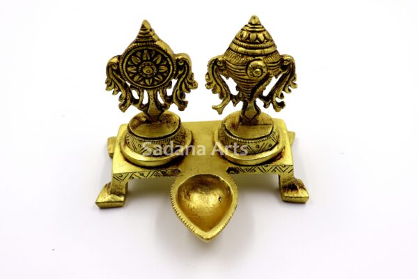 Sanghu Chakaram Agal deep in Same peedam